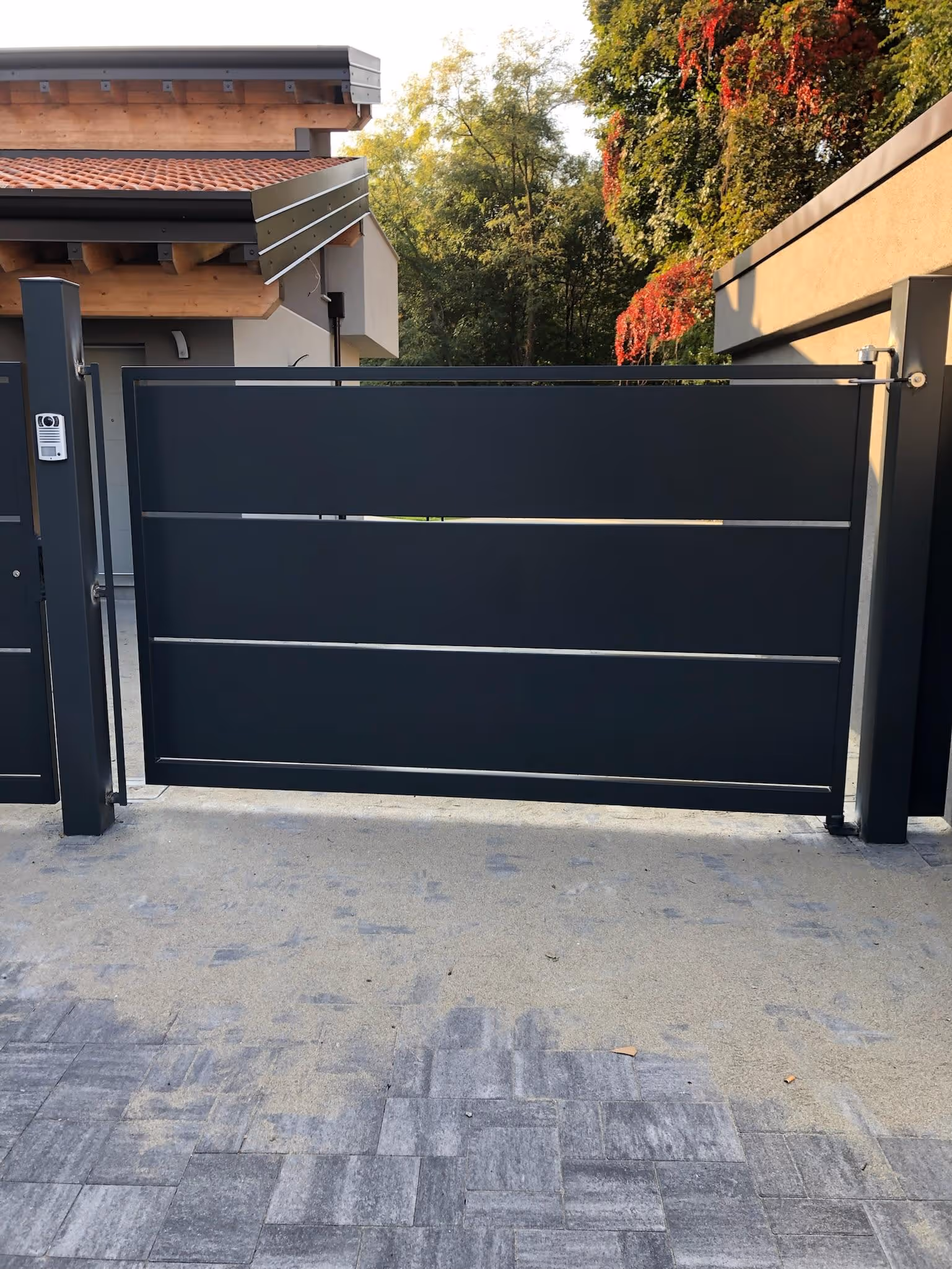 Cancello in ferro battuto artigianale a Monza