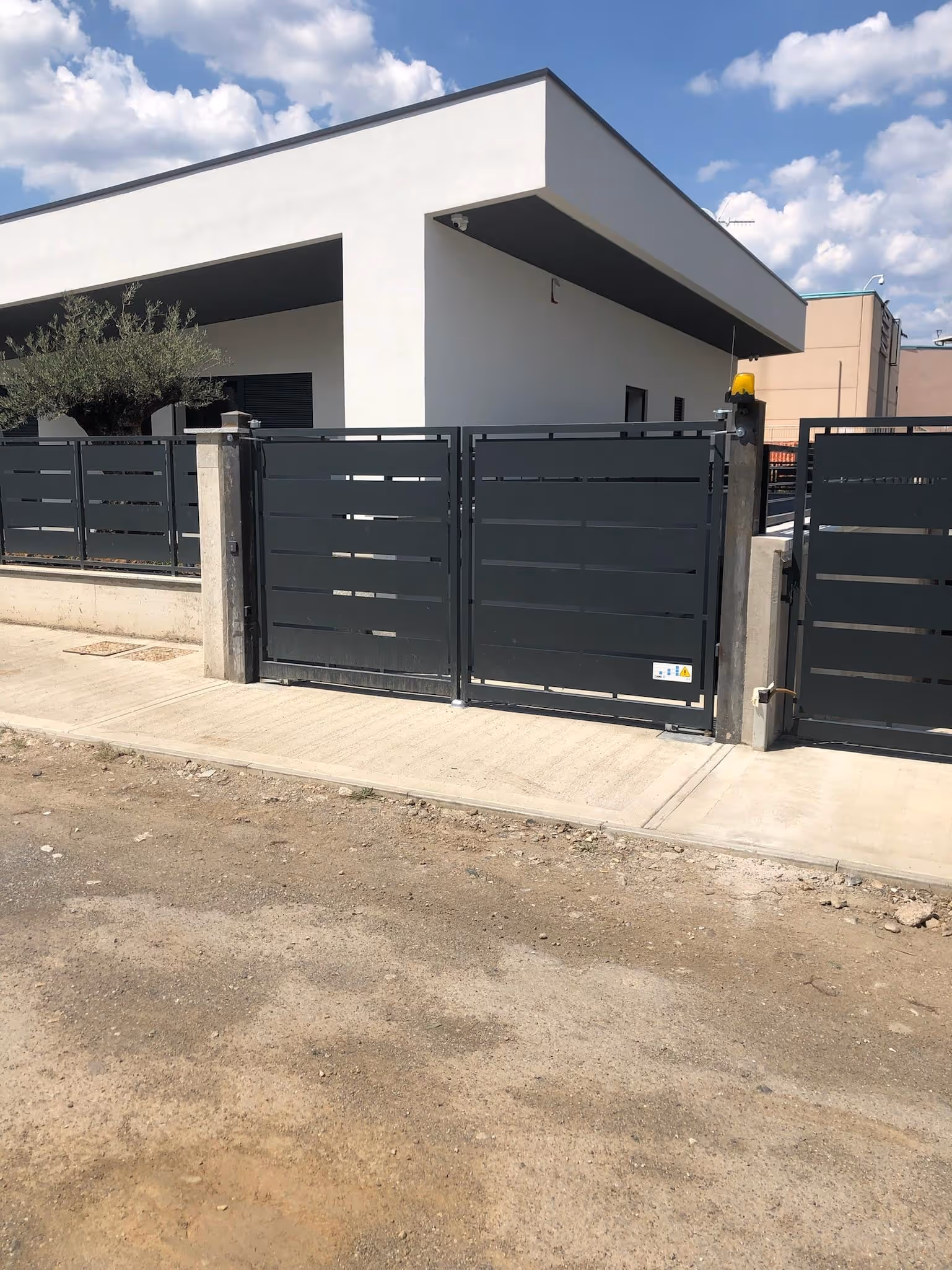 Cancello automatico in ferro con taglio laser