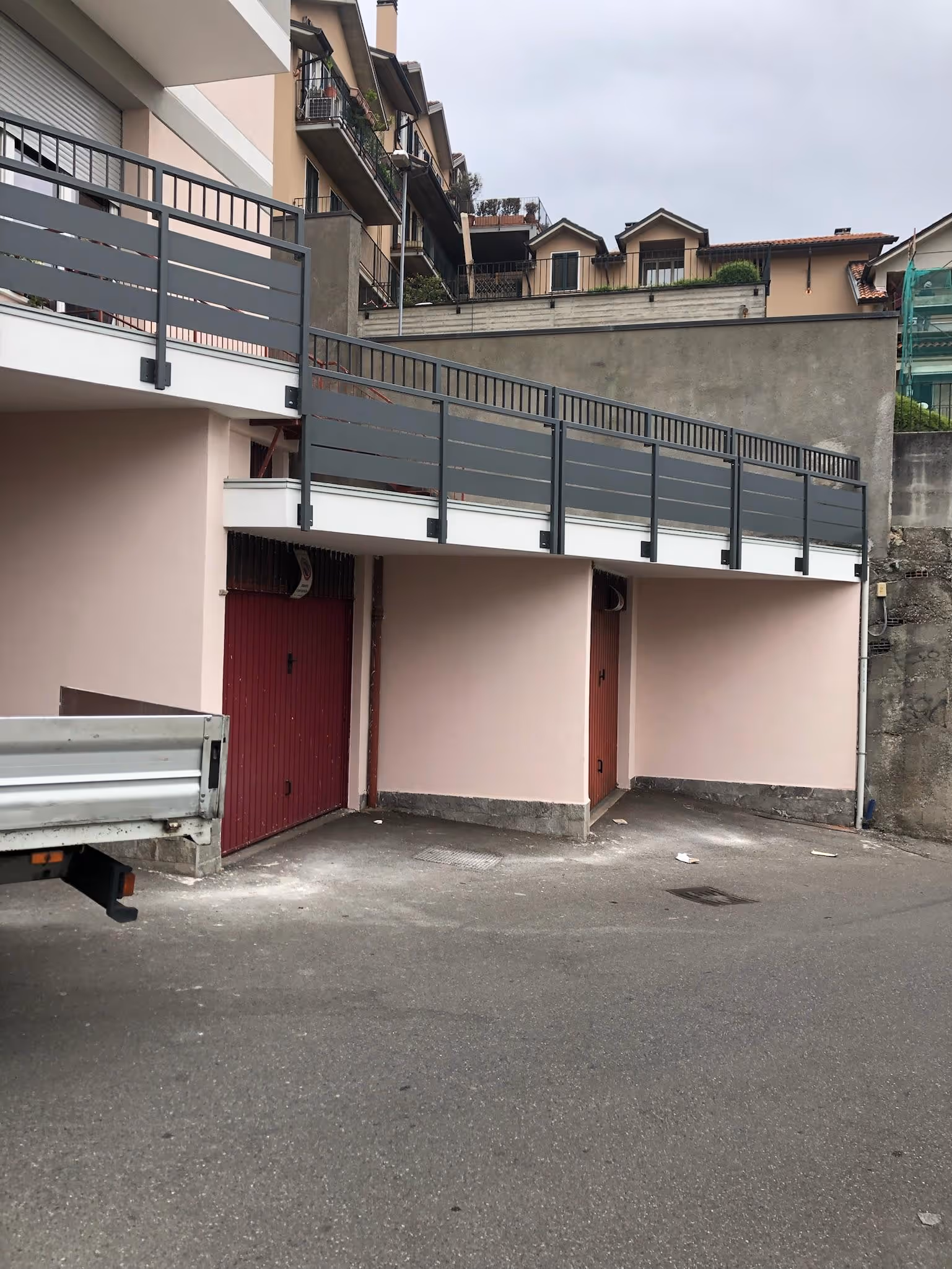 Ringhiere a fascia per parapetti e balconi in ferro