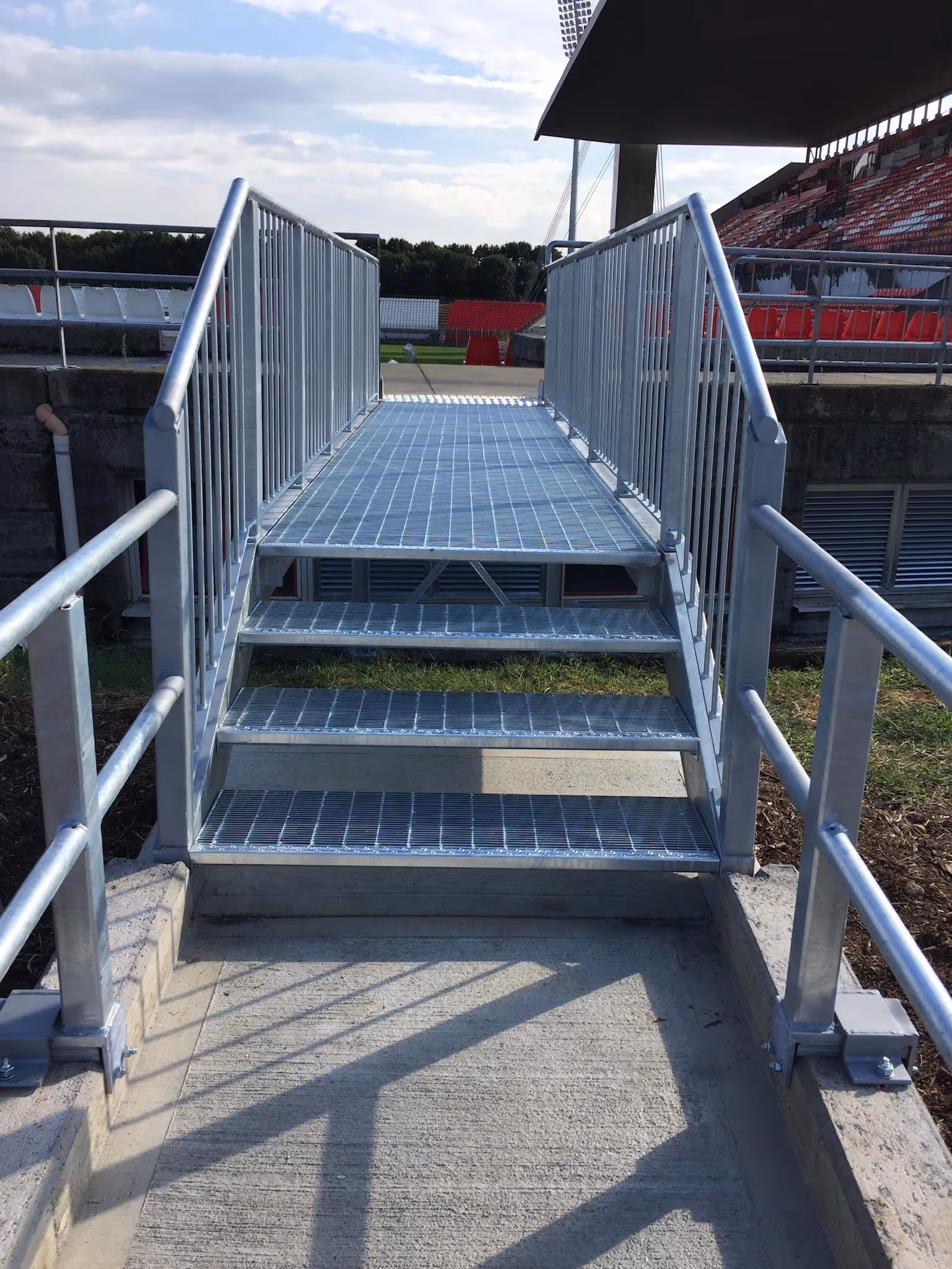 Scala e ringhiere in ferro per esterni su misura